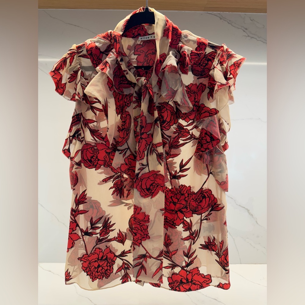 Alice + Olivia sleeveless necktie blouse. Size S
Like new .